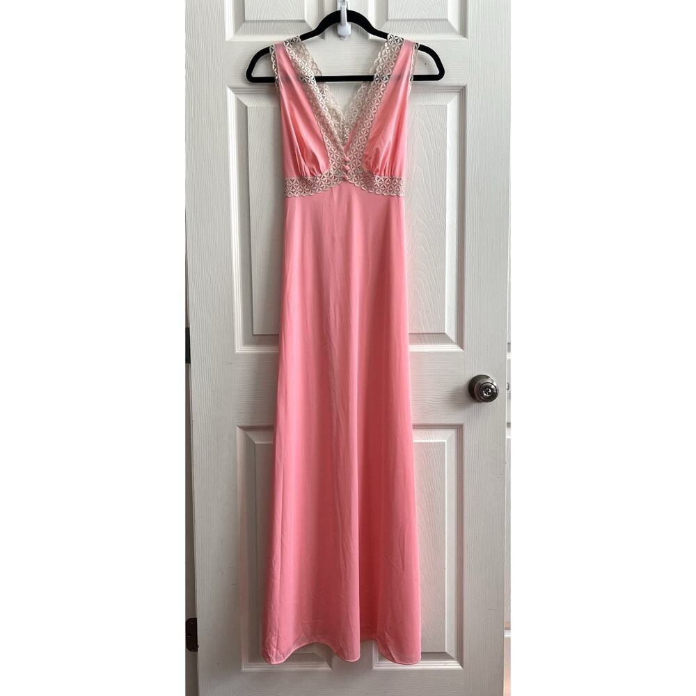 VANITY FAIR Vintage 1970s Peachy Pink Lace Trim Satin Nightgown Betty Mad Men 34